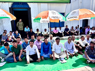 Unorganized cell of Congress staged sit -in demonstration in front of Congress Bhavan in Agartala on November 18.